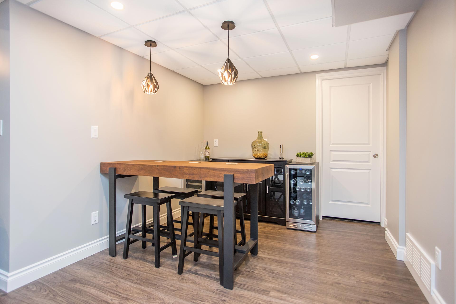 Belamour Homes - Essex Crescent Basement Renovation - Bar and Island